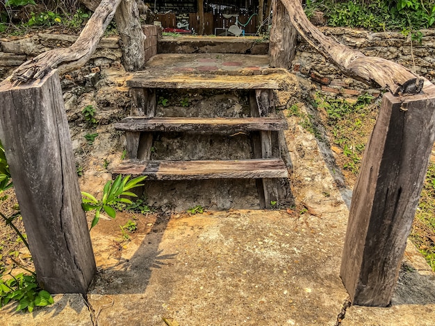 Viejo puente de madera sobre el agua.