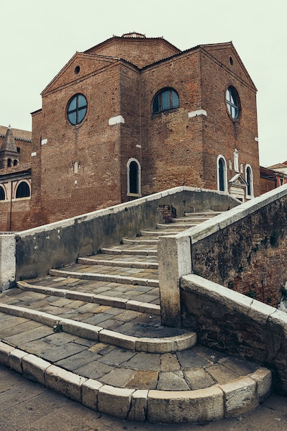 Foto viejo puente peatonal y viejos edificios de chioggia, veneto, italia