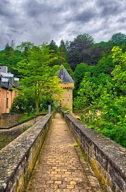 Viejo puente de piedra en Luxemburgo Benelux HDR