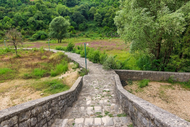 Viejo puente de piedra en la pequeña ciudad de Montenegro