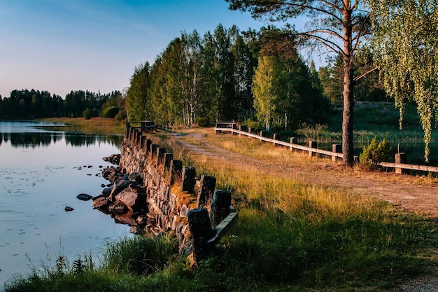 Viejo puente de piedra en verano rural Finlandia