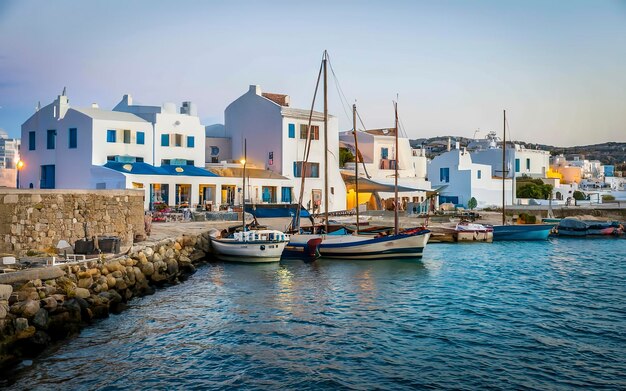 viejo puerto de Paros al atardecer Grecia