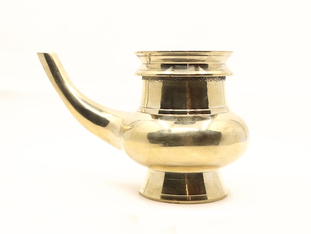 viejo recipiente de oro vintage Kindi utilizado para almacenar y verter agua en el aislamiento de la cultura tradicional de Kerala