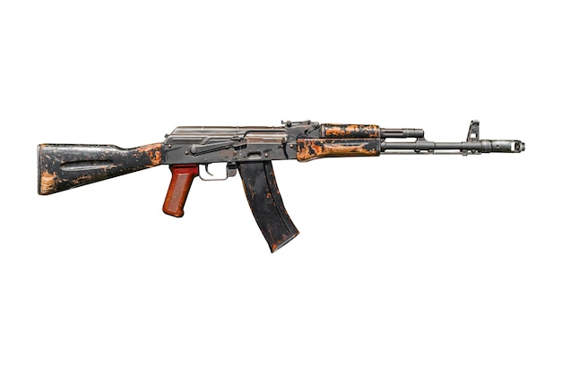 Viejo rifle de asalto Kalashnikov AK 74 usado aislado sobre fondo blanco.