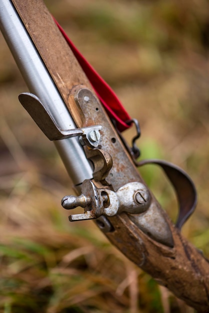 El viejo rifle vintage en el fondo de la hierba