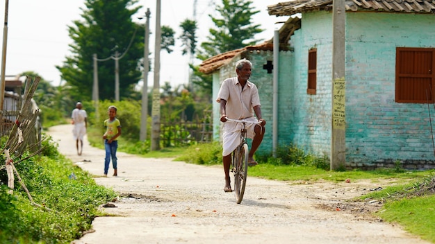 Viejo rural en ciclo