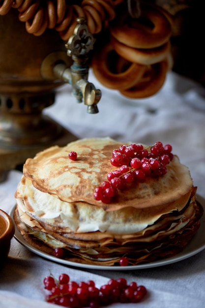 Viejo samovar ruso con un montón de ovejasLa tradición de beber té