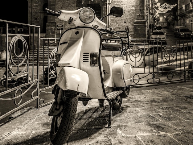 Viejo scooter estacionado en la carretera
