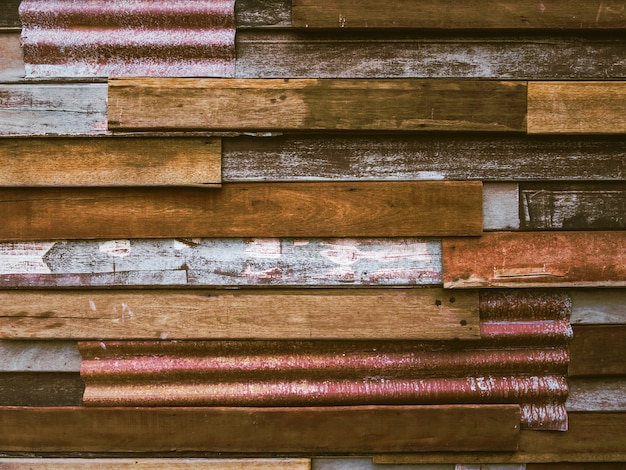 Viejo tablón de madera con fondo de hierro galvanizado.