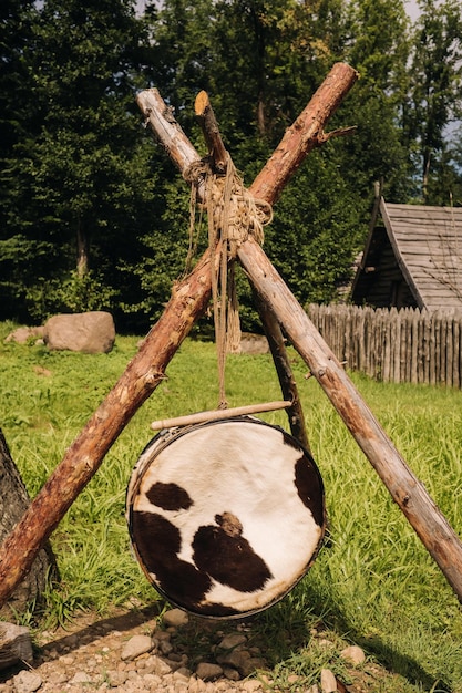 Un viejo tambor tradicional con pieles colgando en un pueblo medieval