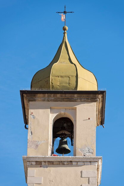 viejo techo de la iglesia de montaña italiana