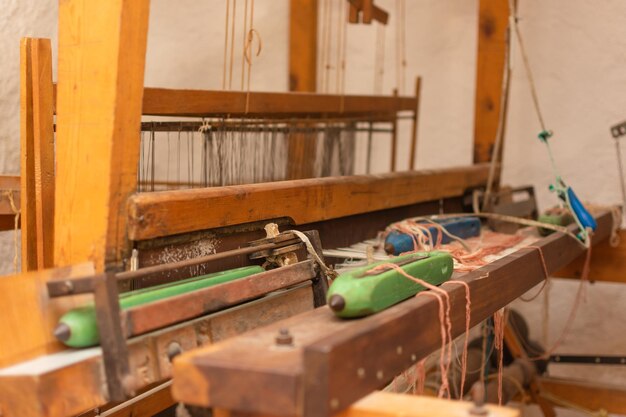 Foto un viejo telar con hilos colocados listos para crear telas