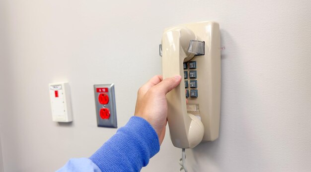 Viejo teléfono con cable simboliza comunicación nostalgia conexión tecnología tradicional convers