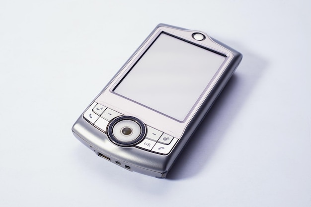 El viejo teléfono móvil está desactualizado pantalla táctil fondo claro