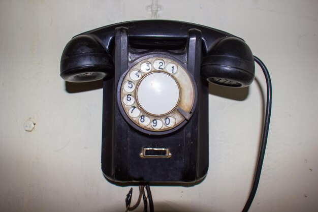 viejo teléfono negro teléfono anticuado viejo teléfono negro anticuado teléfono en fondo blanco