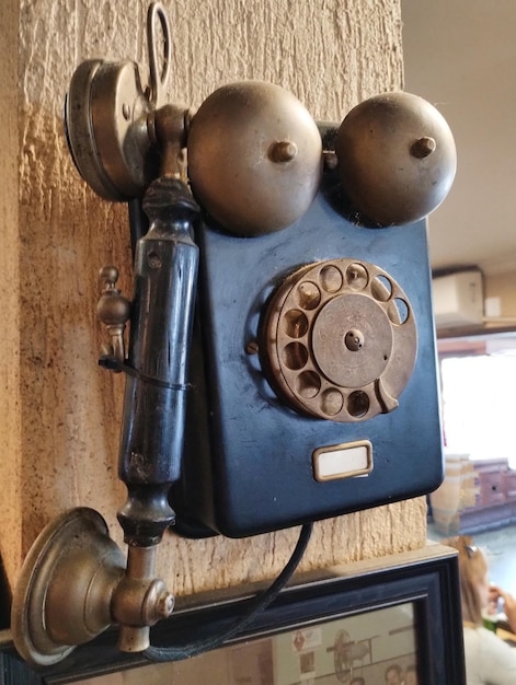 Viejo teléfono de pared usado como decoración