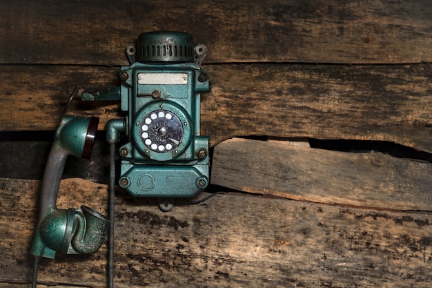 Foto viejo teléfono sity vintage en una vieja pared de madera para usar en una mina