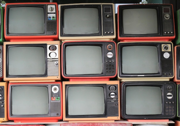 Viejo televisor apilado