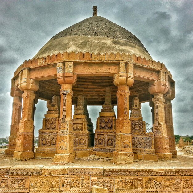 Foto viejo templo en ruinas contra el cielo