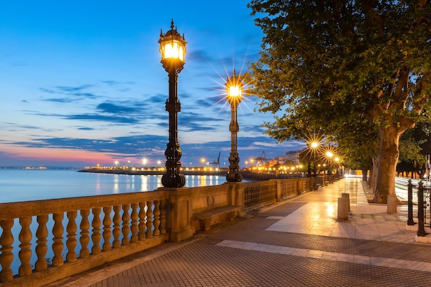 Viejo terraplén al amanecer en Cádiz Andalucía España