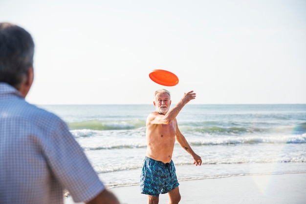 Viejo tirando un frisbee a su amigo