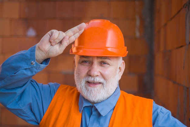 Viejo trabajador en casco trabajador industrial hombre constructor constructor concepto cerrar hombre en traje con