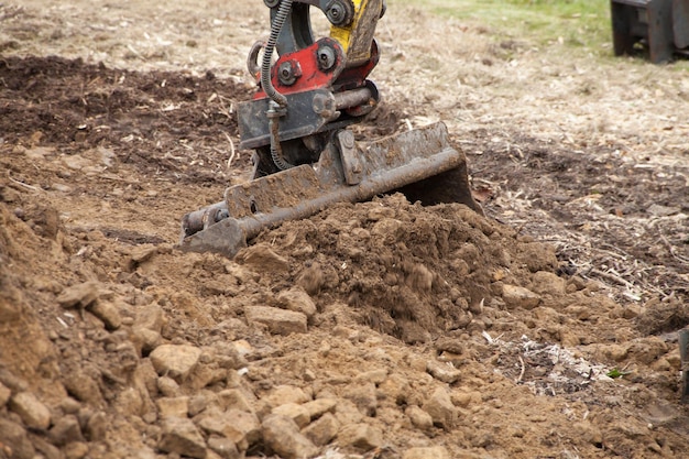 Viejo trabajando en la construcción