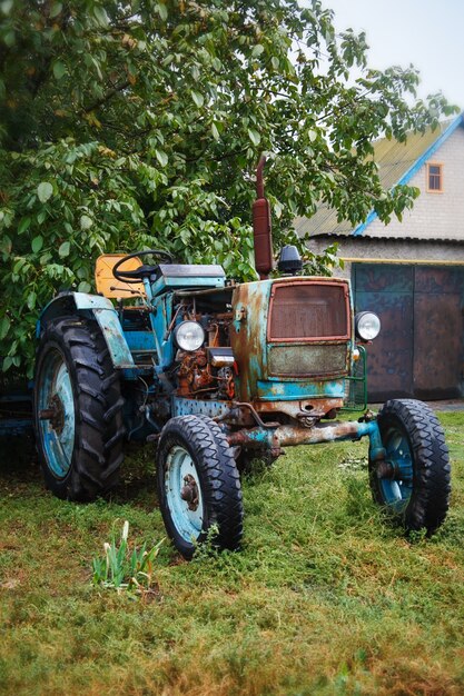 Foto viejo tractor azul