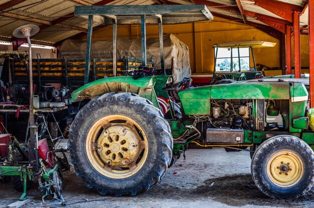 Foto viejo tractor en el granero