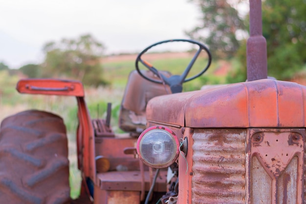 Foto viejo tractor en la granja