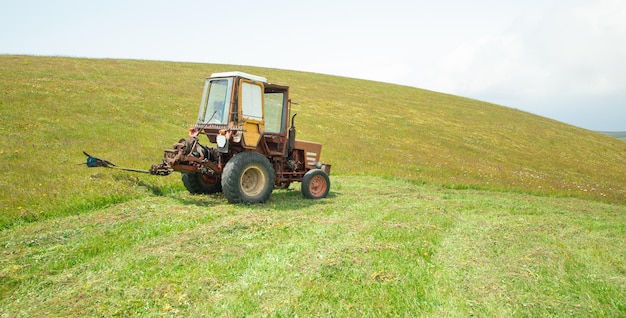 Viejo tractor de pie en un campo