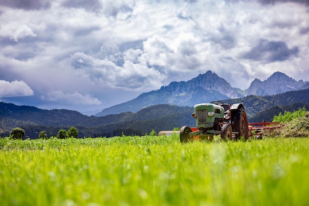 Viejo tractor en los prados alpinos