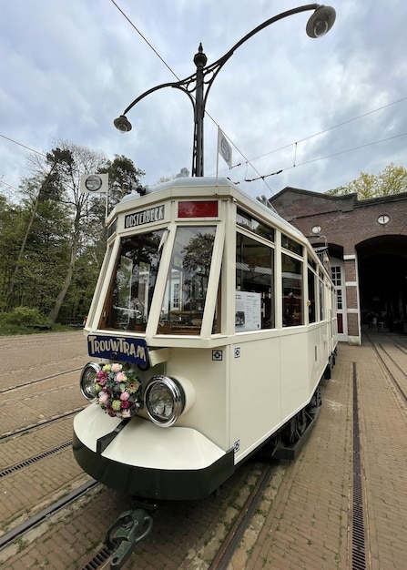 Viejo tranvía holandés usado para bodas en amsterdam