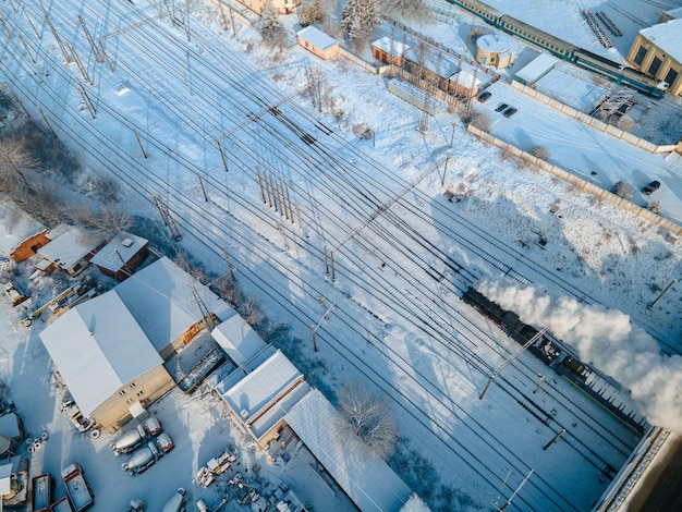 Viejo tren retro de vapor en la vista aérea de la estación de tren de Lviv