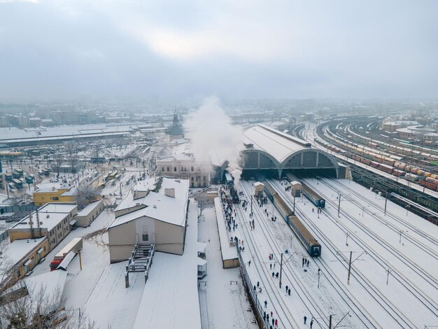 Viejo tren retro de vapor en la vista aérea de la estación de tren de Lviv