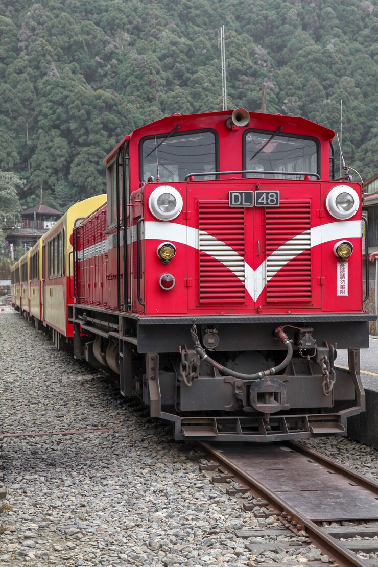 El viejo tren rojo en la línea Alishan regresa a la estación de trenes Chiyi en un día de niebla.