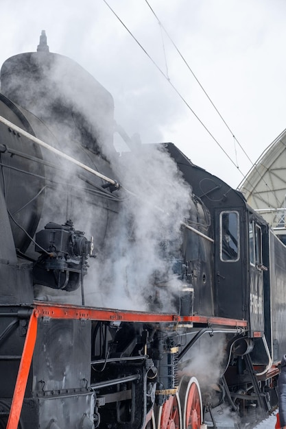 Viejo tren de vapor retro cerca de la estación de tren de lviv