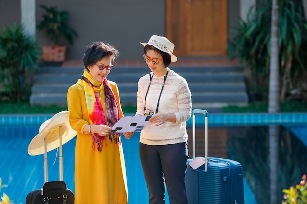 Viejo turista mujer mayor con hija