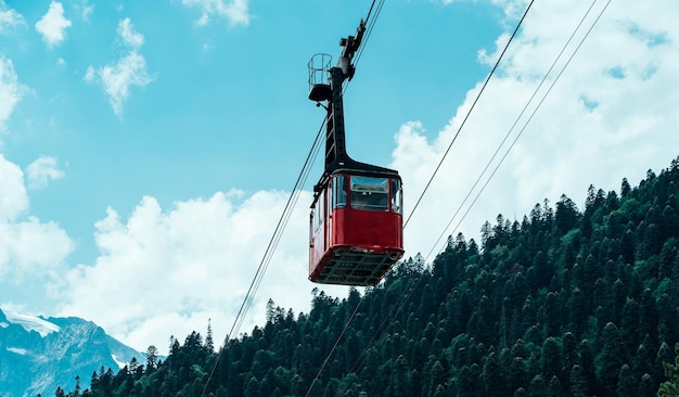 Viejo vagón se mueve a lo largo del teleférico cuando hace sol