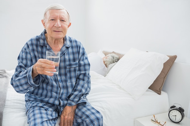 Viejo con un vaso de agua