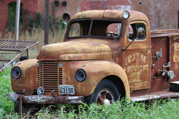 Foto viejo vehículo oxidado abandonado en el campo