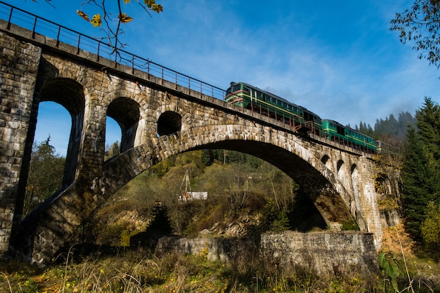 Viejo viaducto cruce ferroviario en Vorokhta Ucrania Cárpatos