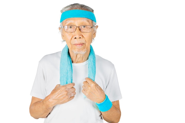 Viejo vistiendo ropa deportiva en el estudio