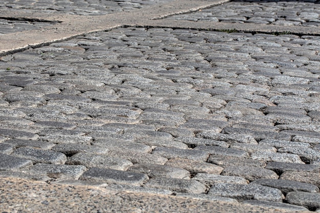 Los viejos adoquines de piedra en el camino.