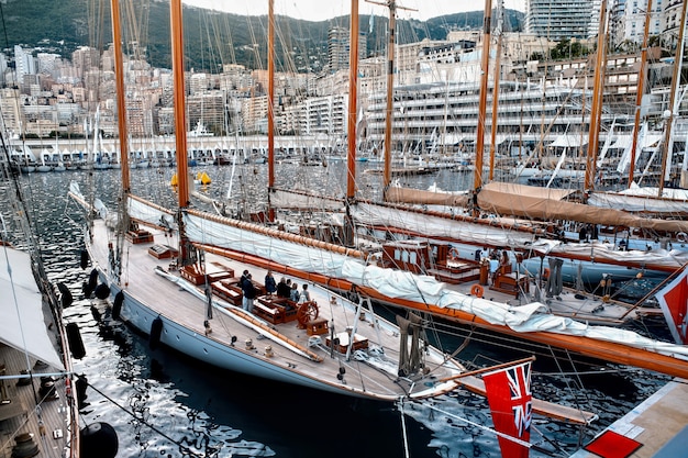 Viejos barcos amarrados en Mónaco