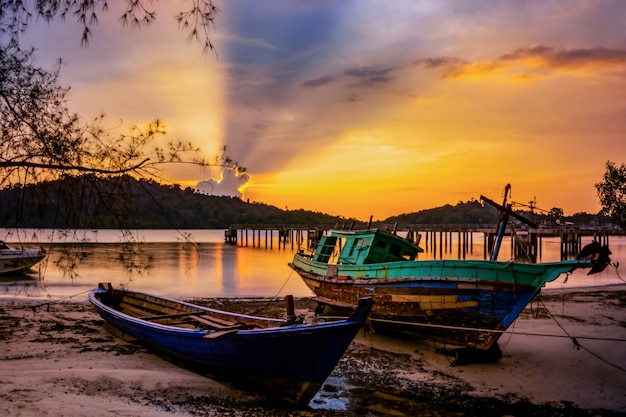 Viejos barcos y luz de noche