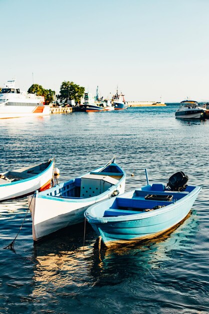 viejos barcos de pesca amarrados en la orilla