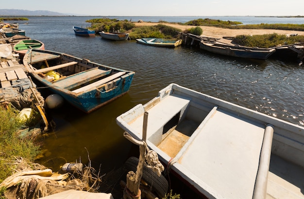 Viejos barcos de pesca en el delta del río Ebro