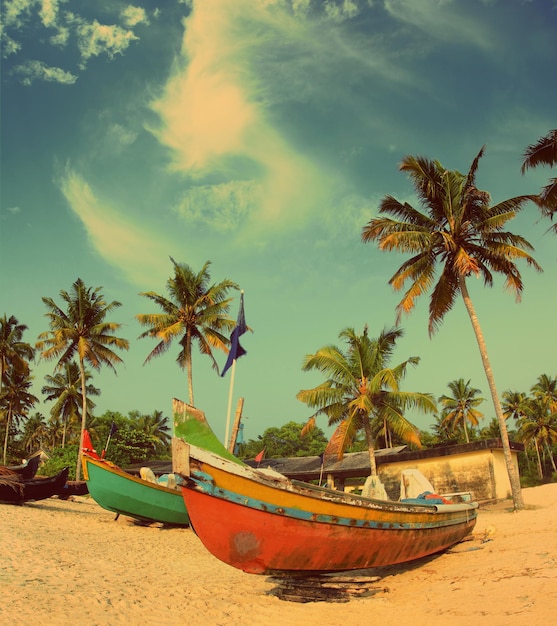 Viejos barcos de pesca en la playa estilo retro vintage