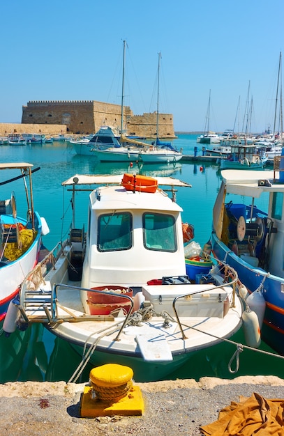 Viejos barcos de pesca en el puerto de Heraklion en Creta, Grecia